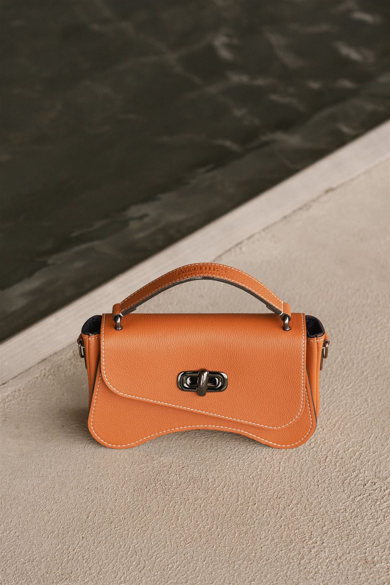 Nodie's L'iconique sac baguette cuir terracotta grainé