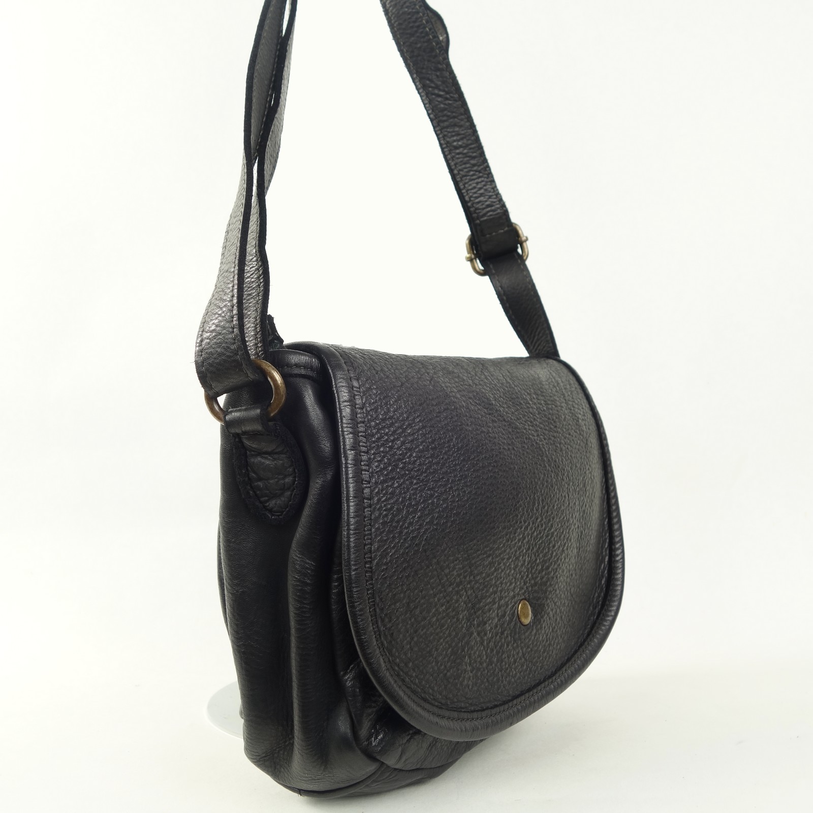 Collection Esprit Cuir KLARA sac besace cuir noir medium rond