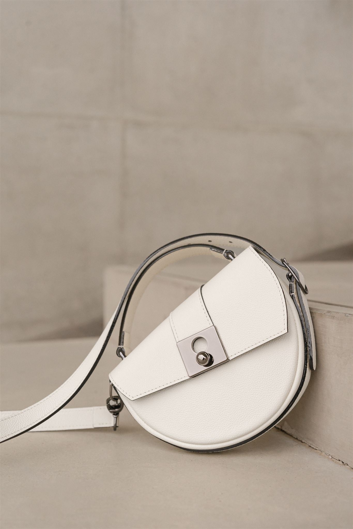 Nodie's Côme sac demi-lune cuir blanc grainé
