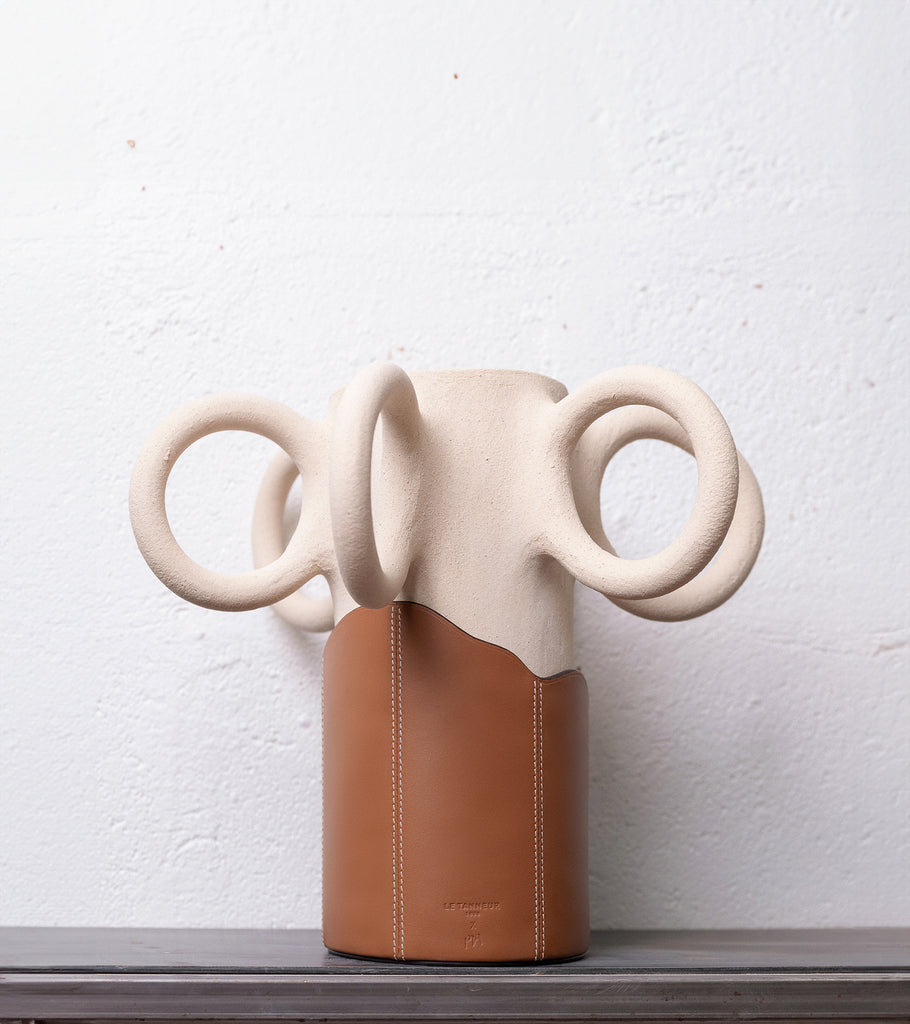 Le Tanneur Pia Chevalier vase cuir gris émail