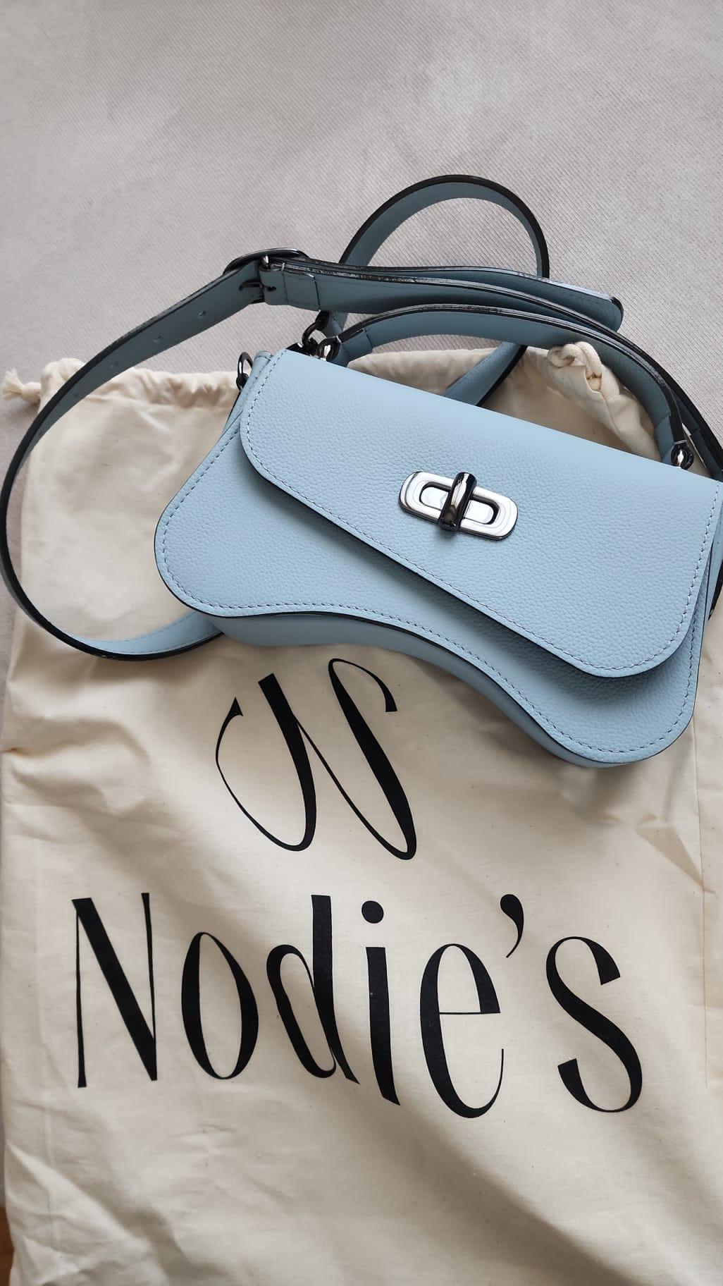 Nodie's L'iconique sac baguette cuir bleu ciel grainé