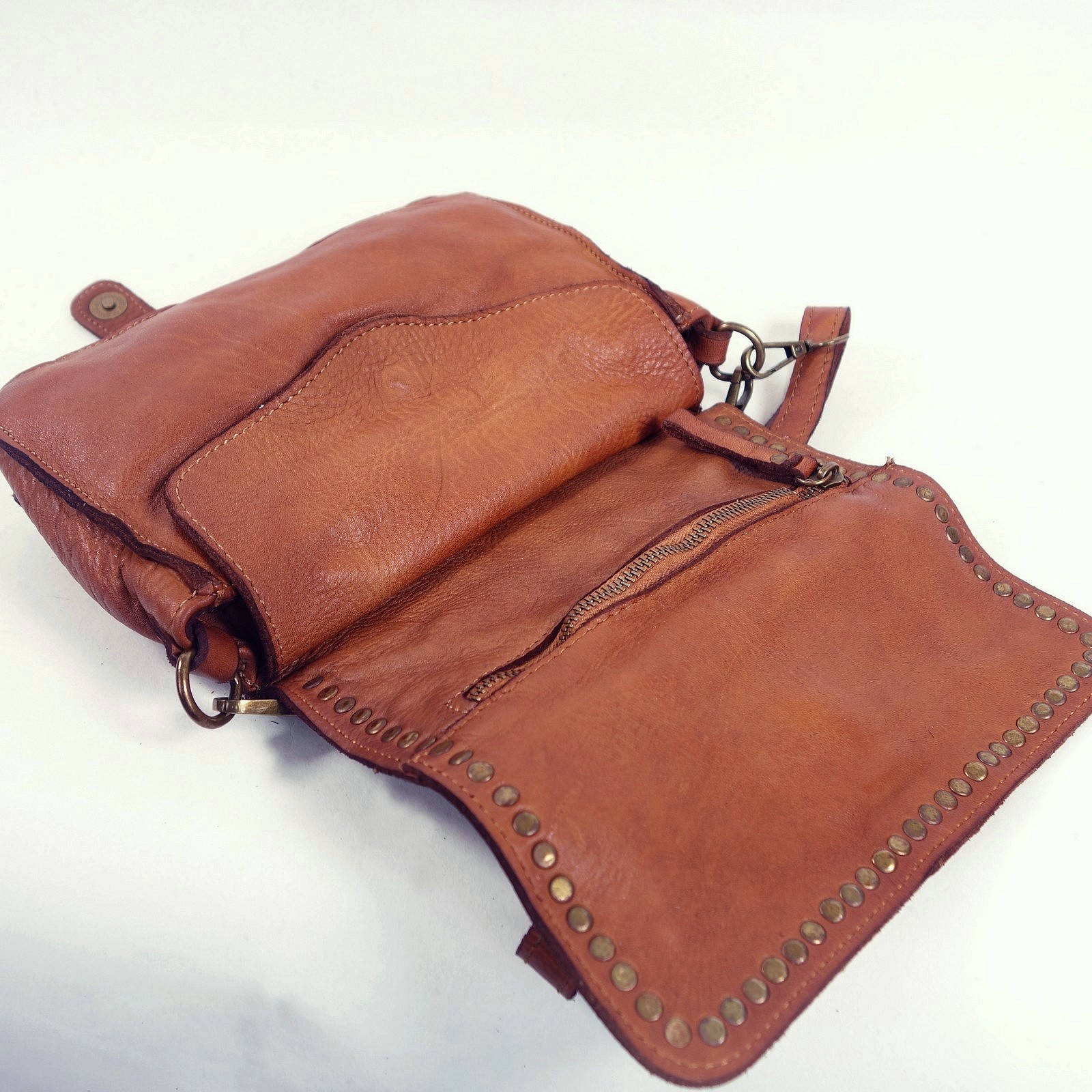Collection Esprit Cuir Gena mini pochette cuir naturel clouté