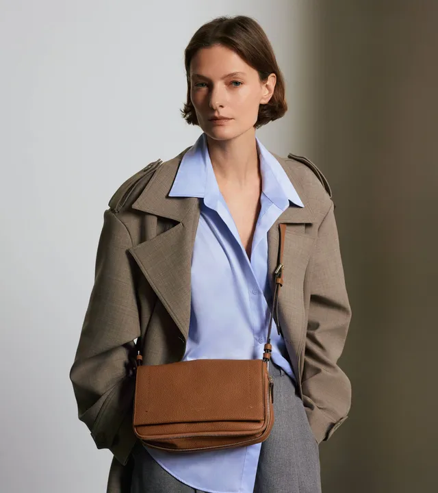 Le Tanneur Aurore petit sac rabat cuir grainé camel