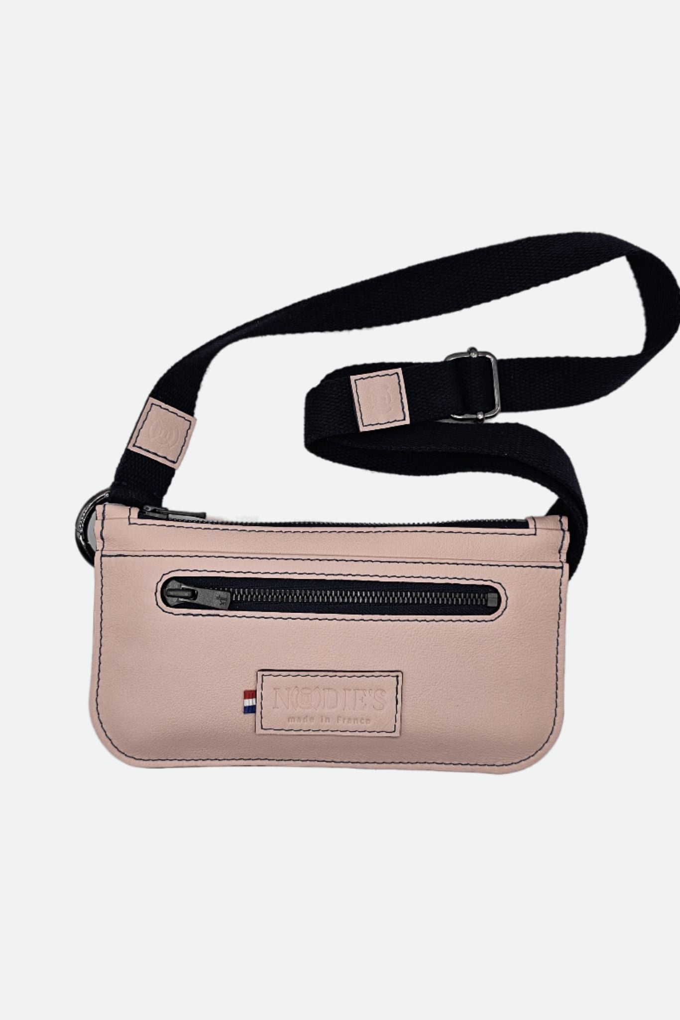 Nodie's Madenn sac banane cuir rose poudré porté travers