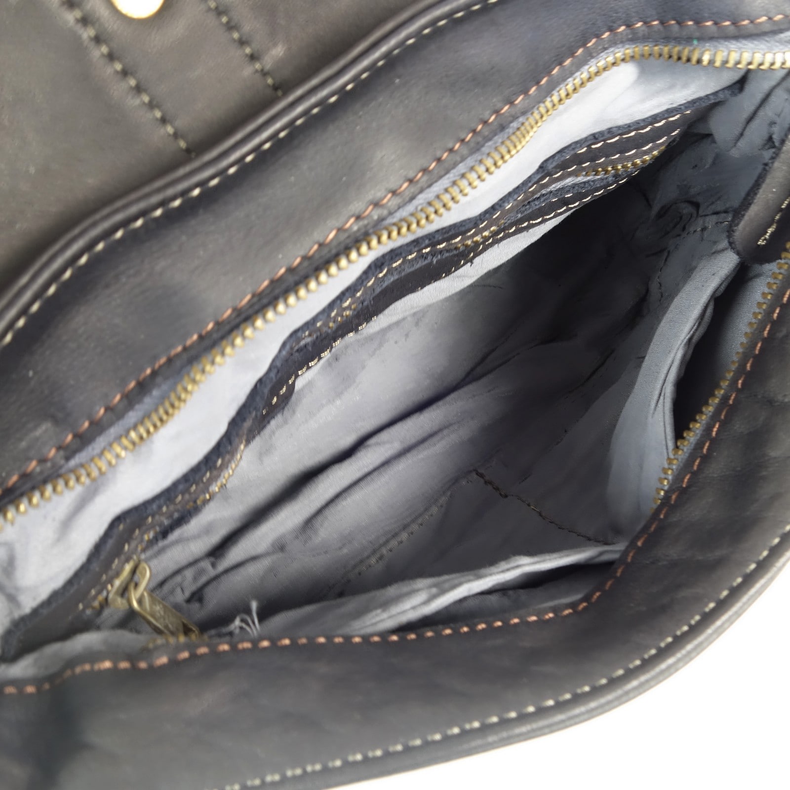 Collection Esprit Cuir Sac Besace ARIA sac besace cuir noir clouté