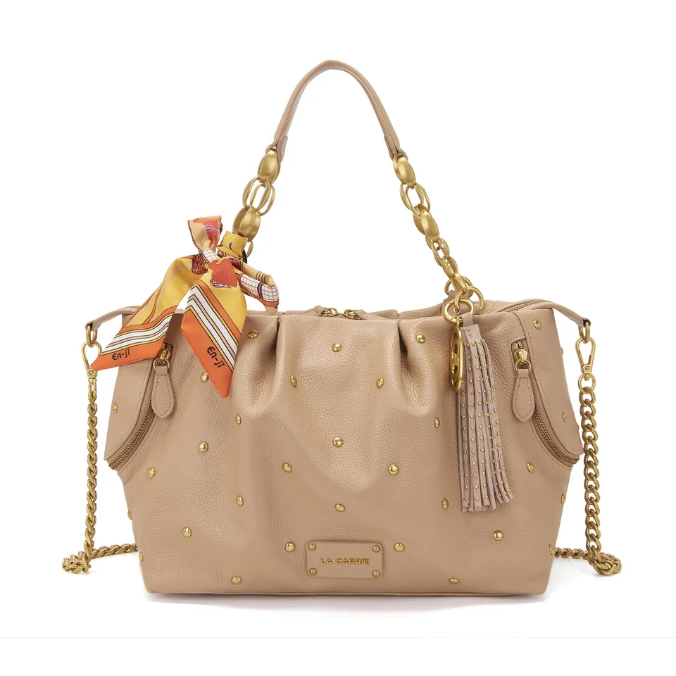 La Carrie Foulard sac shopping beige cuir clouté 34x21 cm