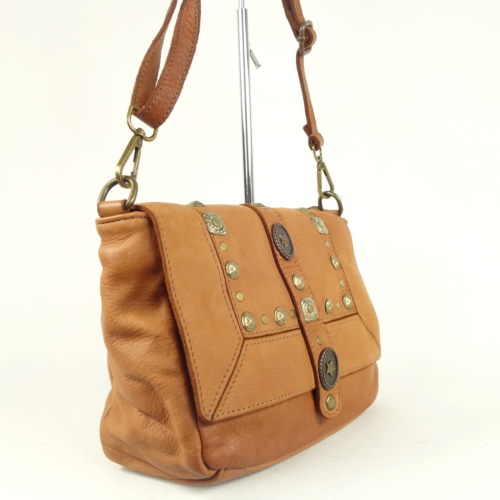 Collection Esprit Cuir Aria Besace Cuir Naturel Breloques