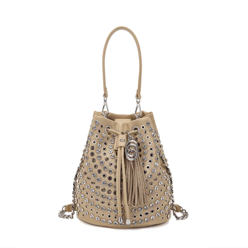 La Carrie Andromeda sac seau beige PU clouté 26 cm