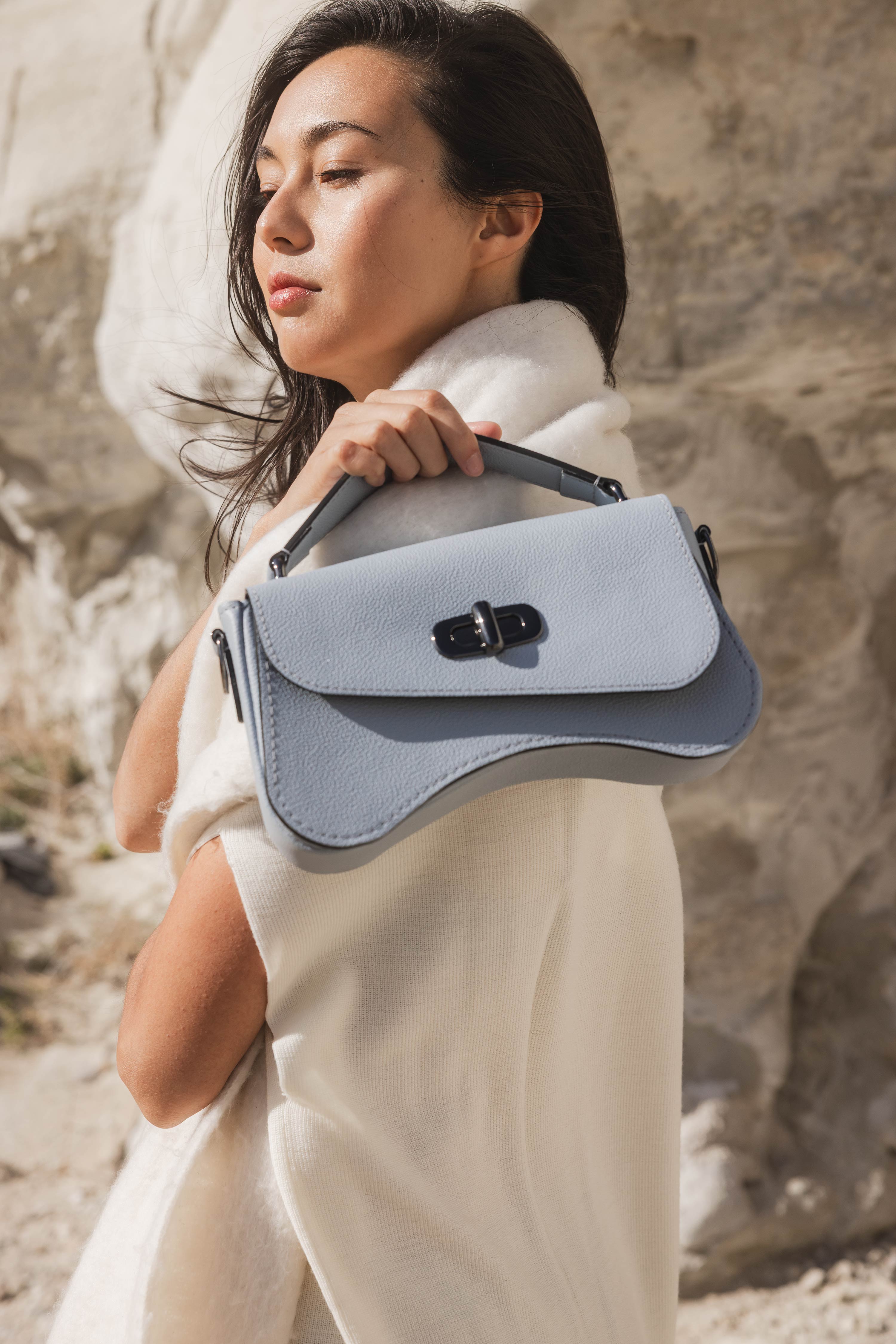 Nodie's L'iconique sac baguette cuir bleu ciel grainé