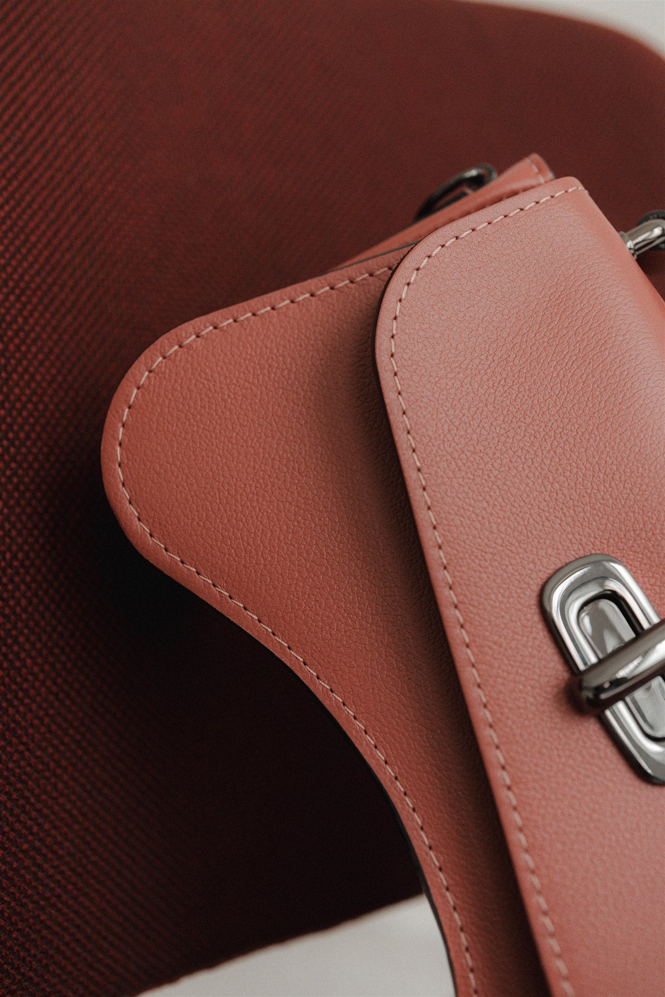Nodie's L'iconique sac baguette cuir vieux rose grainé
