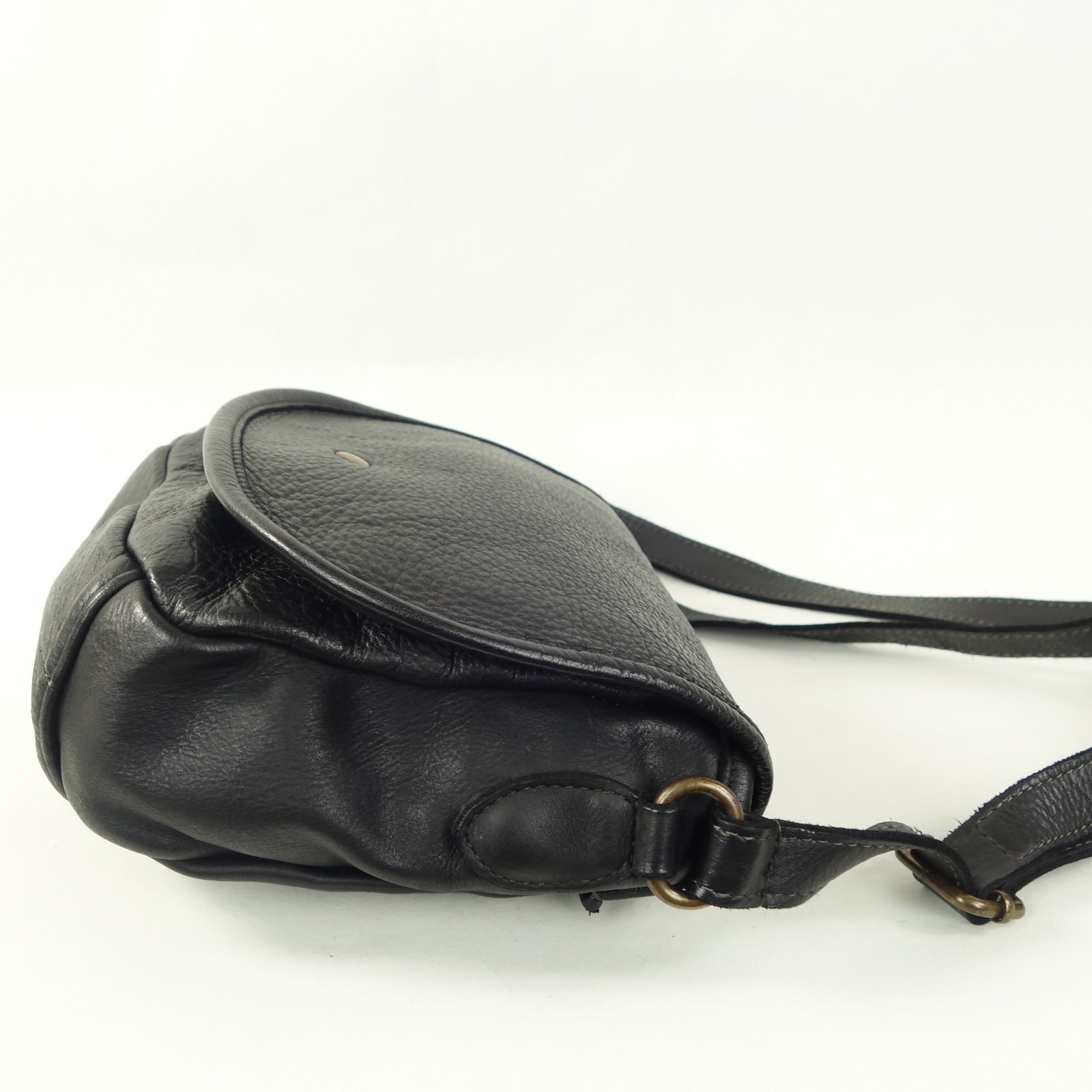 Collection Esprit Cuir KLARA sac besace cuir noir medium rond