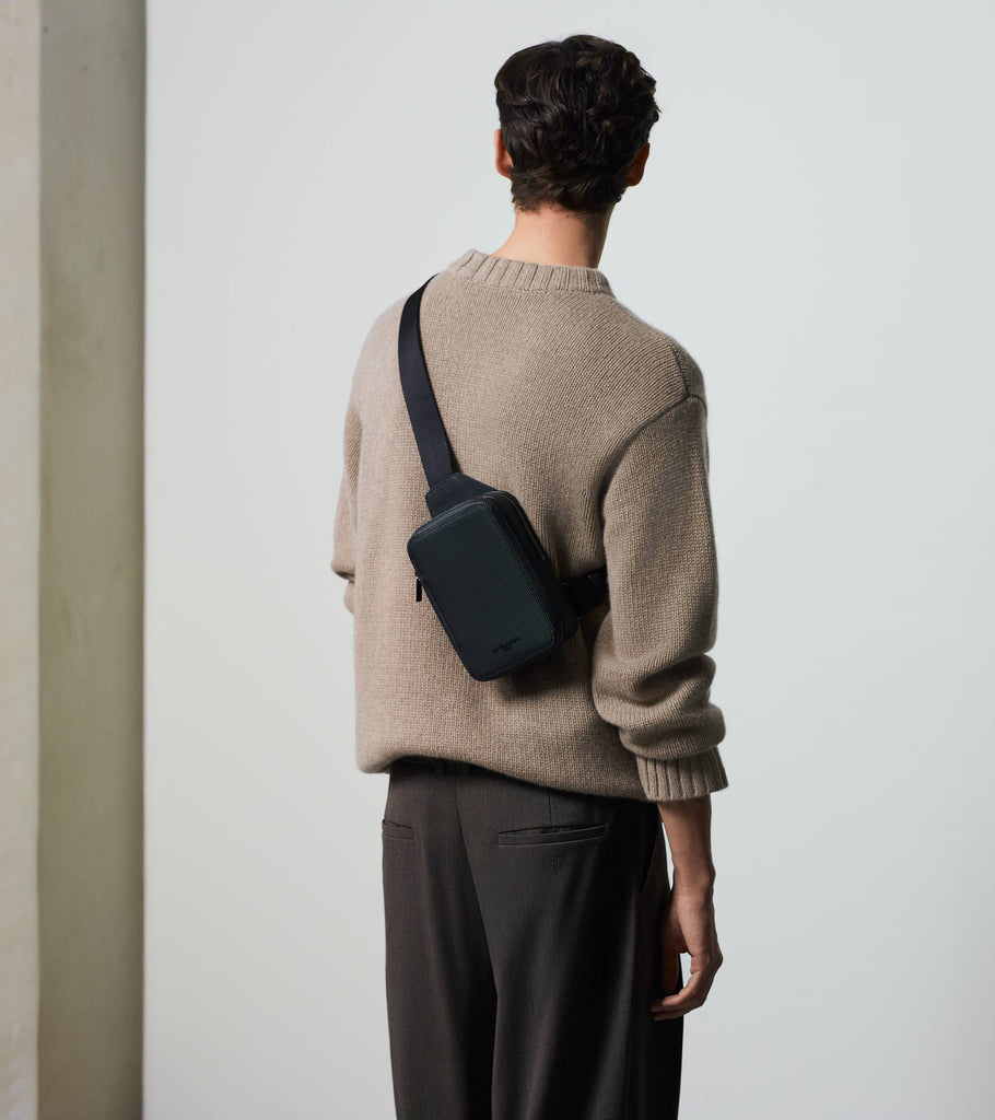 Le Tanneur Emile sac sling bandoulière cuir grainé zippé