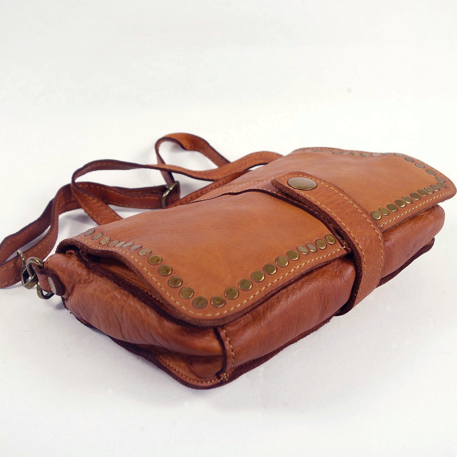 Collection Esprit Cuir Gena mini pochette cuir naturel clouté