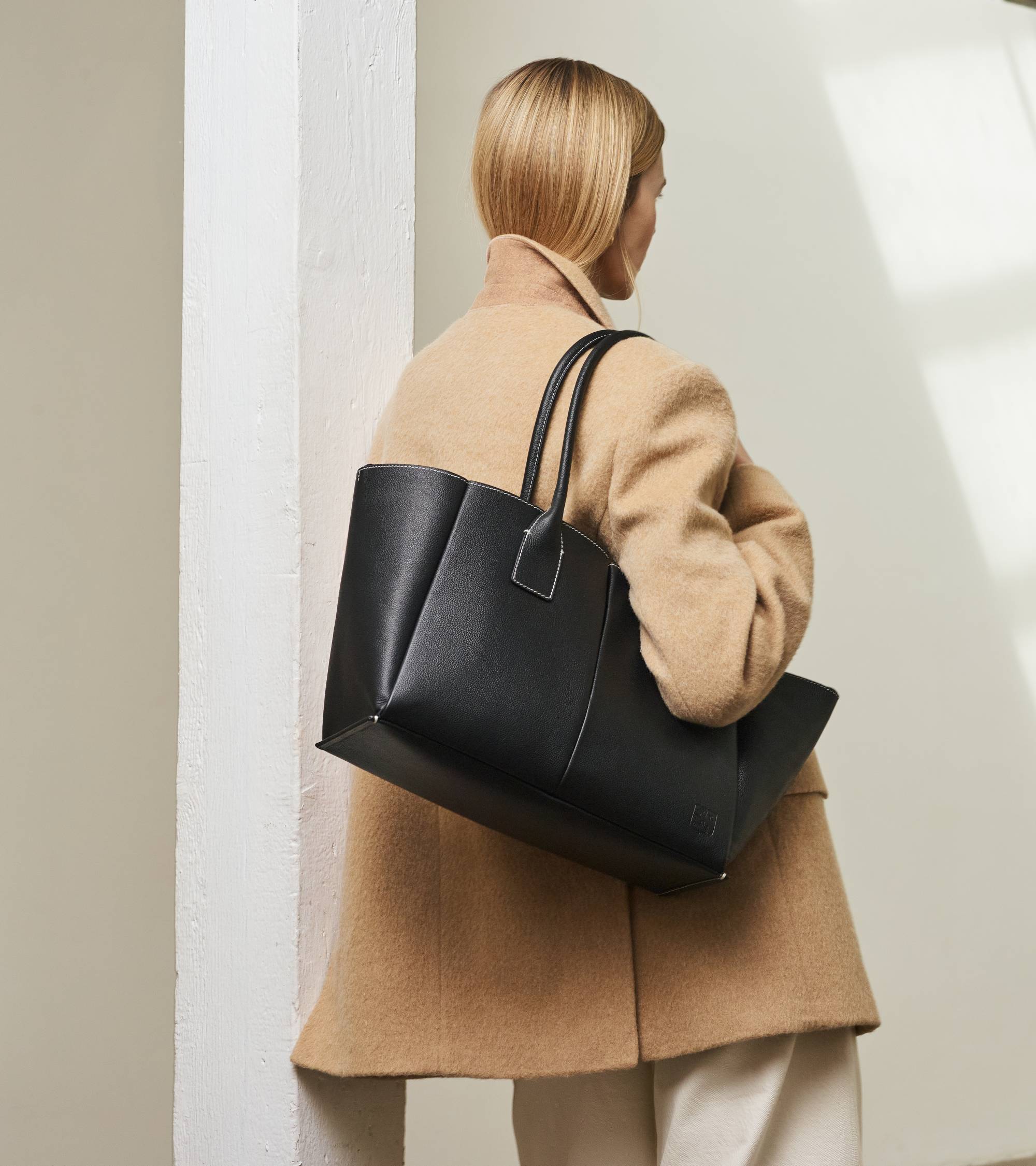 Le Tanneur Elena grand cabas cuir grainé noir 14 pouces
