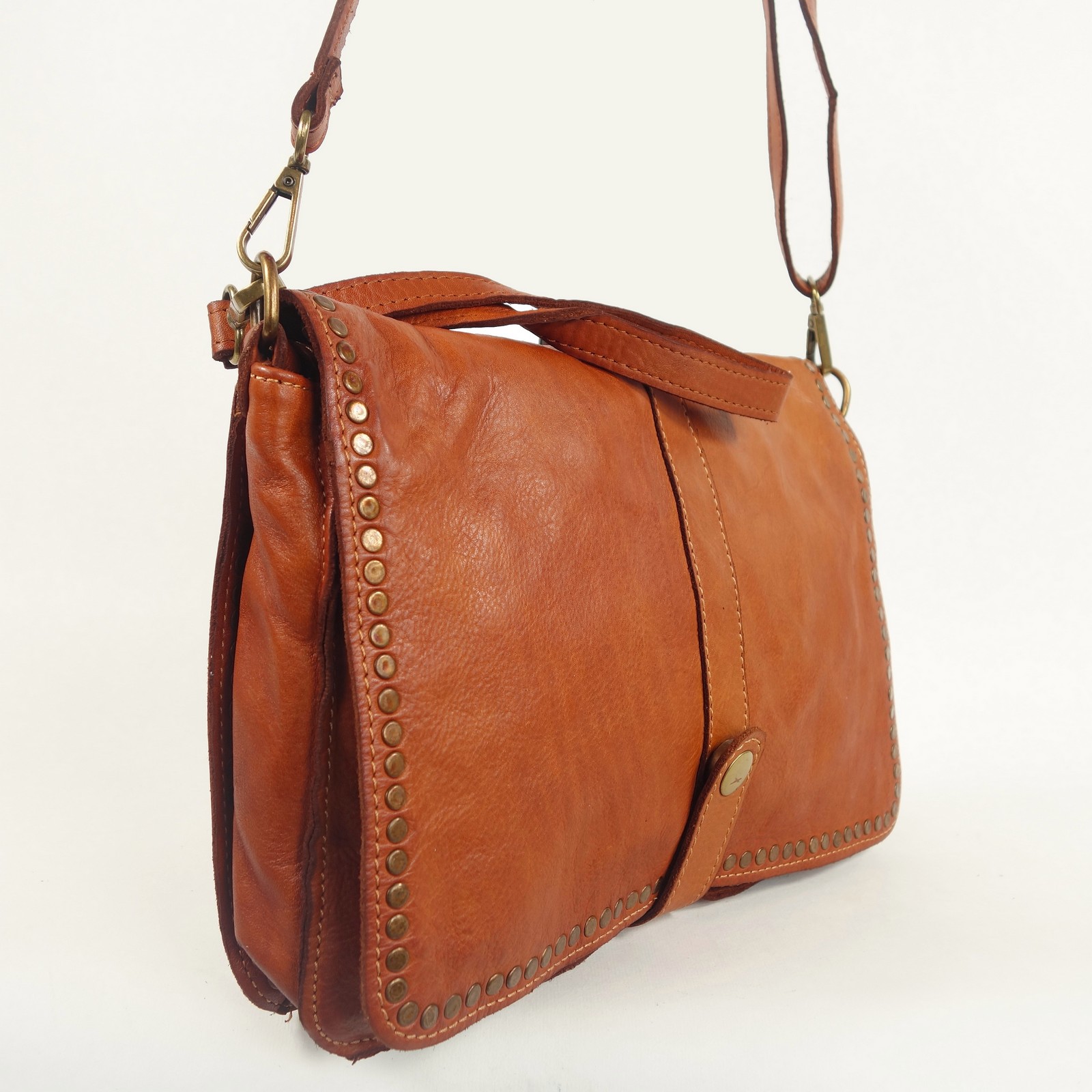Collection Esprit Cuir Gena sac pochette cuir cognac clouté