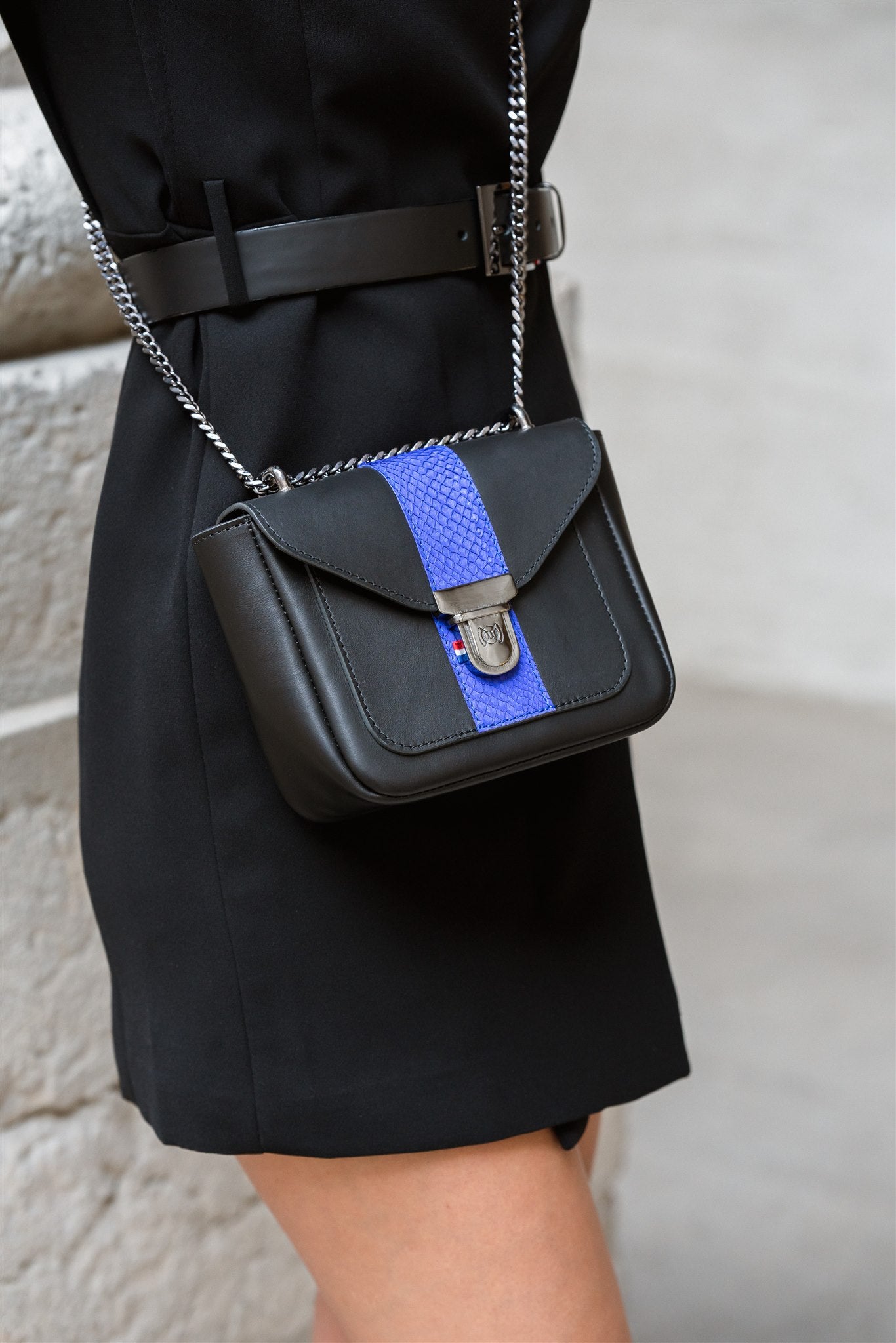 Nodie's Isaac mini sac bandoulière cuir noir lisse poisson