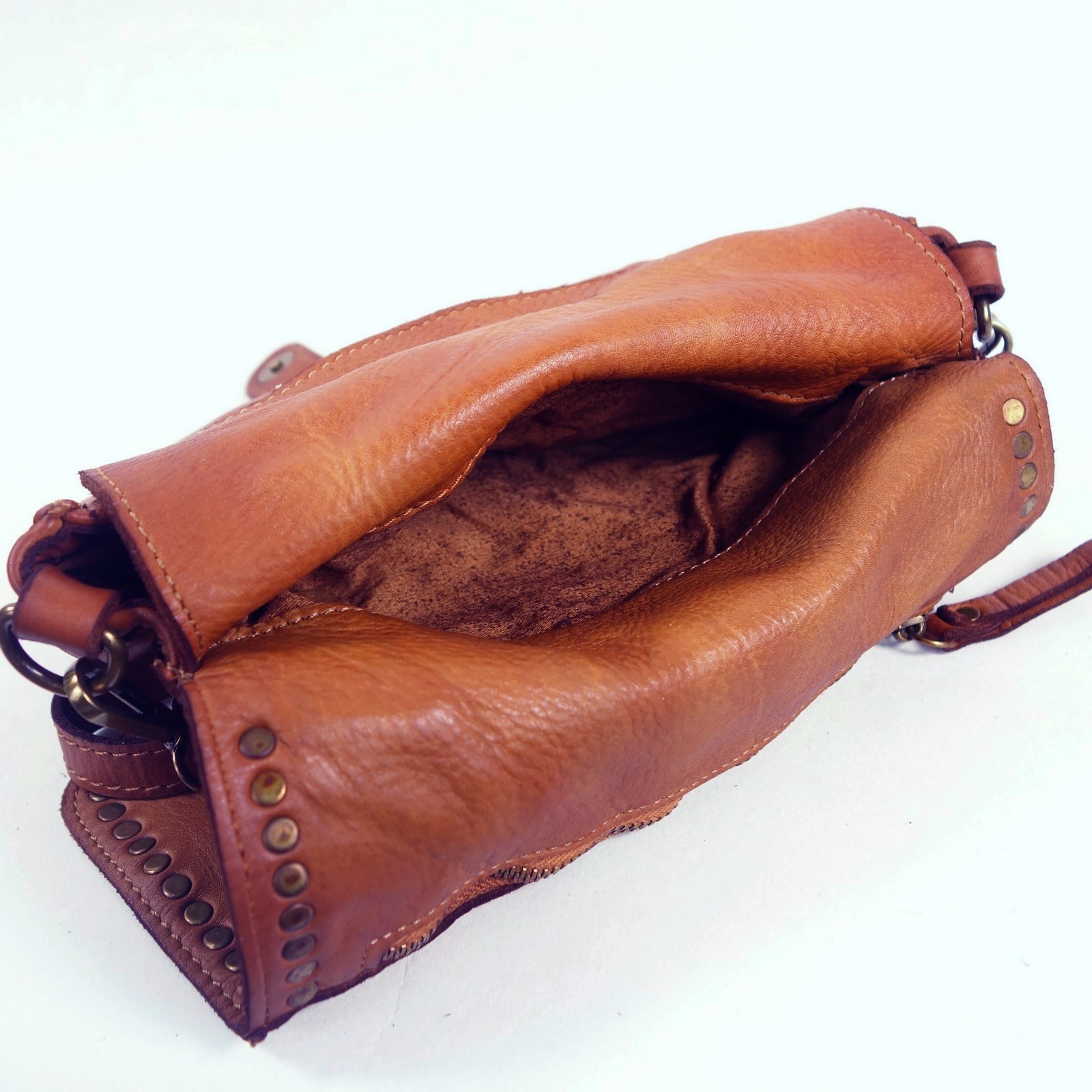 Collection Esprit Cuir Gena mini pochette cuir naturel clouté