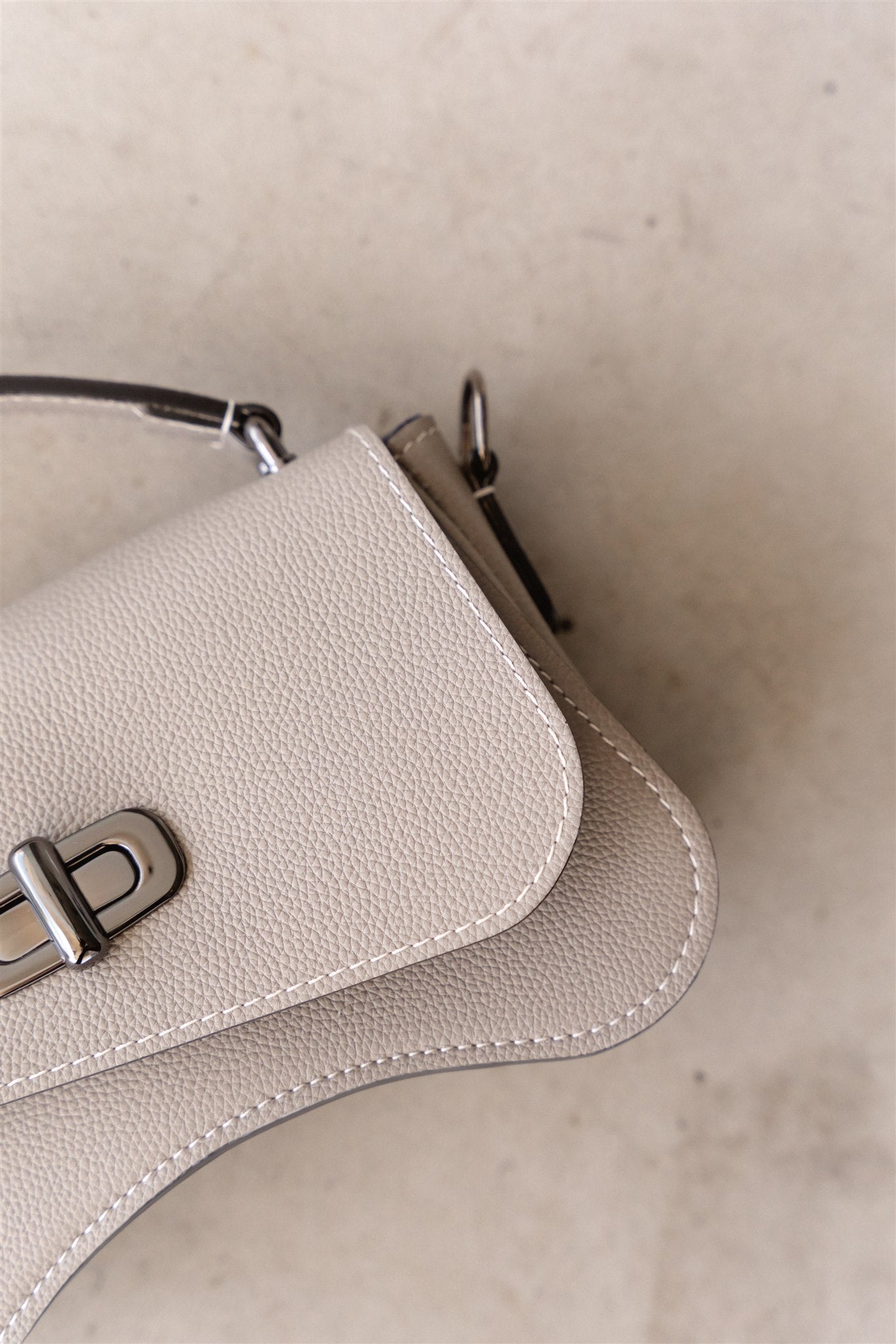 Nodie's L'iconique sac baguette cuir gris grainé