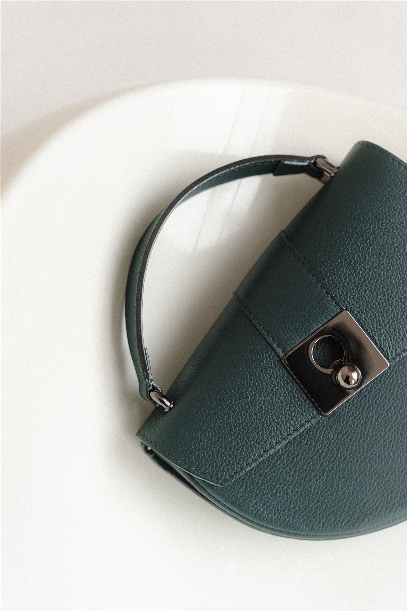 Nodie's Côme sac demi-lune cuir vert sapin grainé