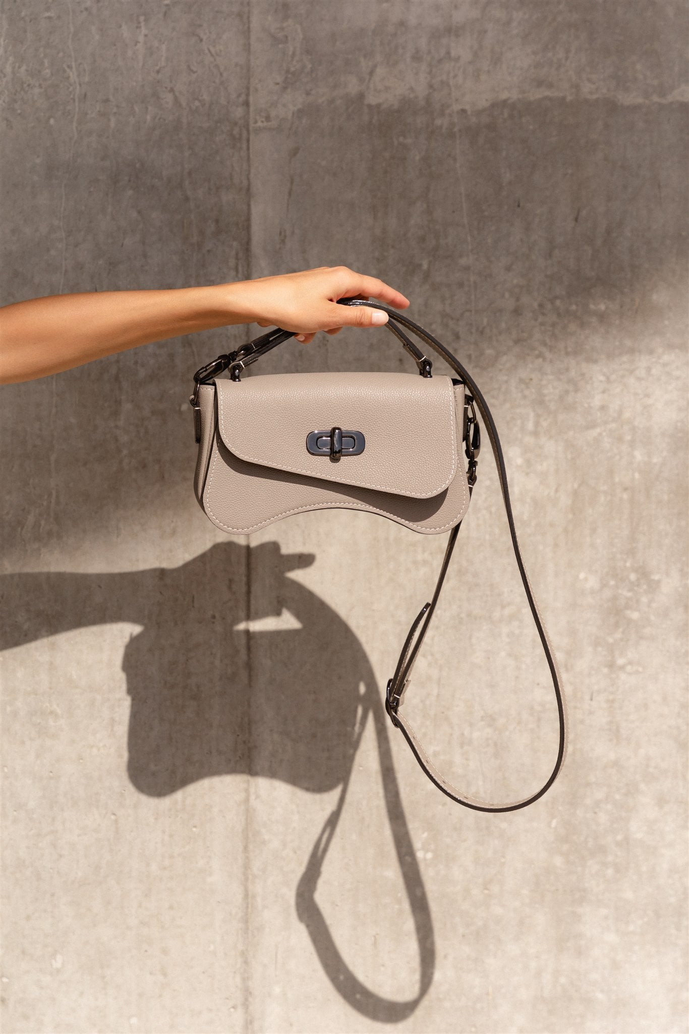 Nodie's L'iconique sac baguette cuir gris grainé