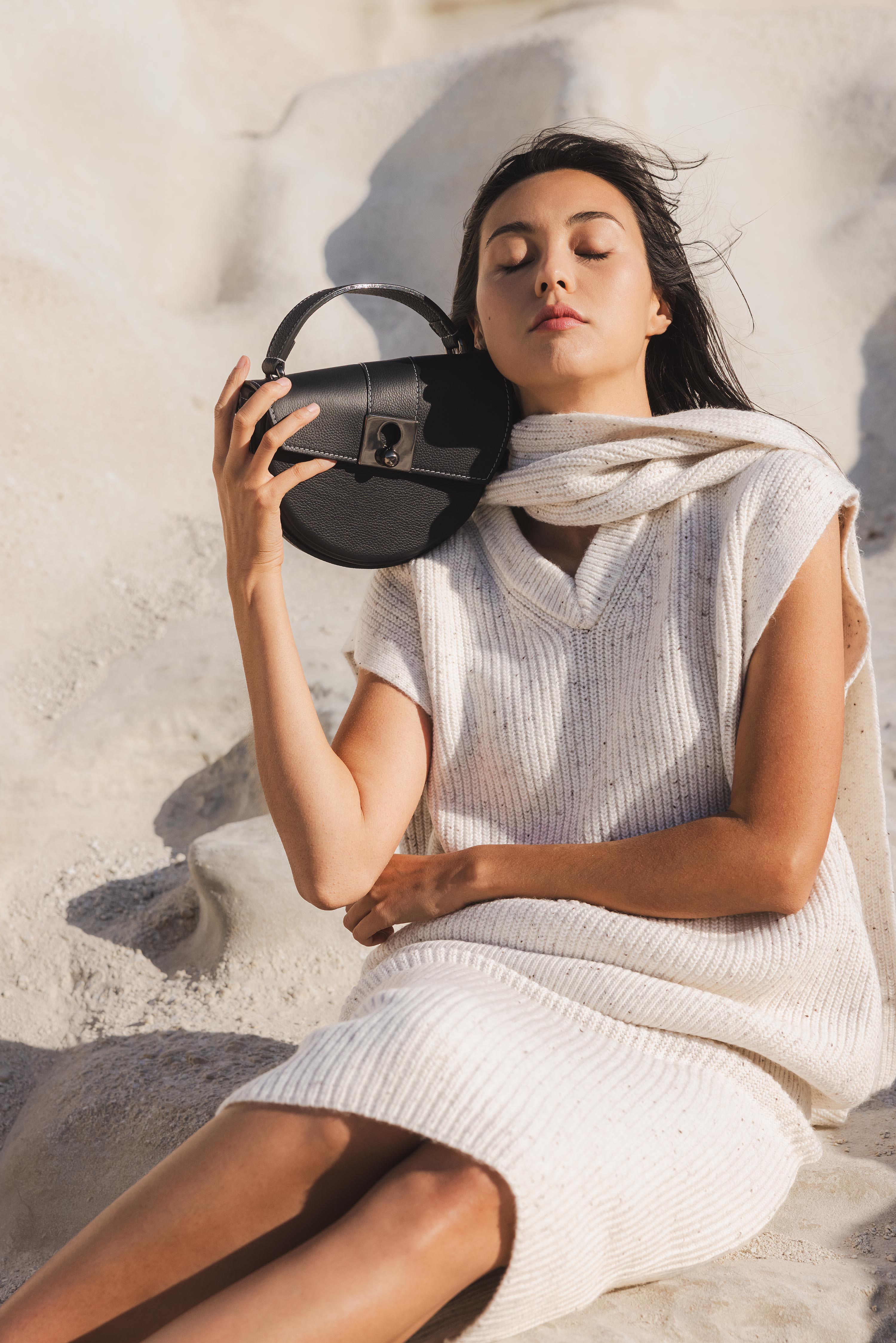 Nodie's Côme sac demi-lune cuir noir grainé veau