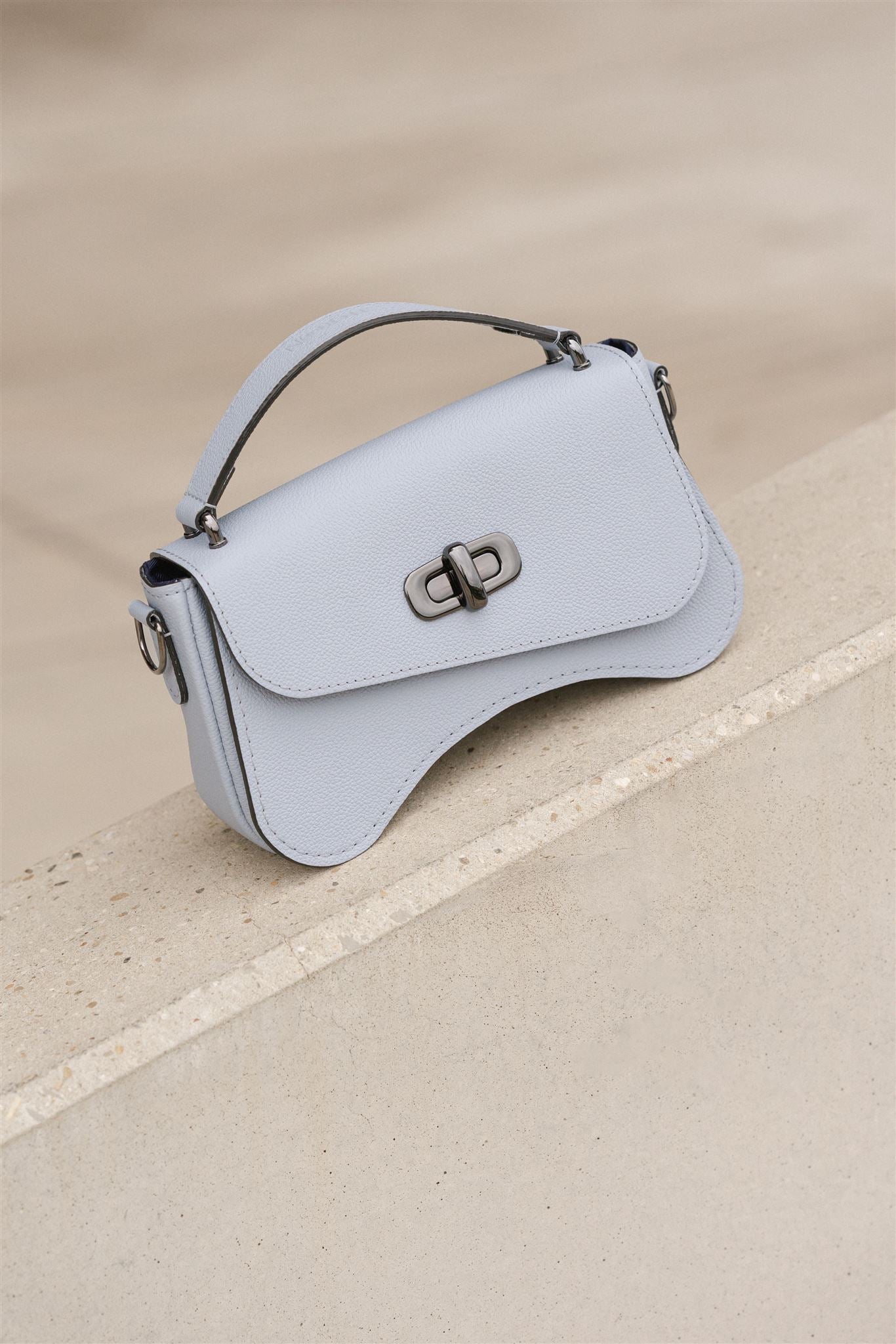 Nodie's L'iconique sac baguette cuir bleu ciel grainé