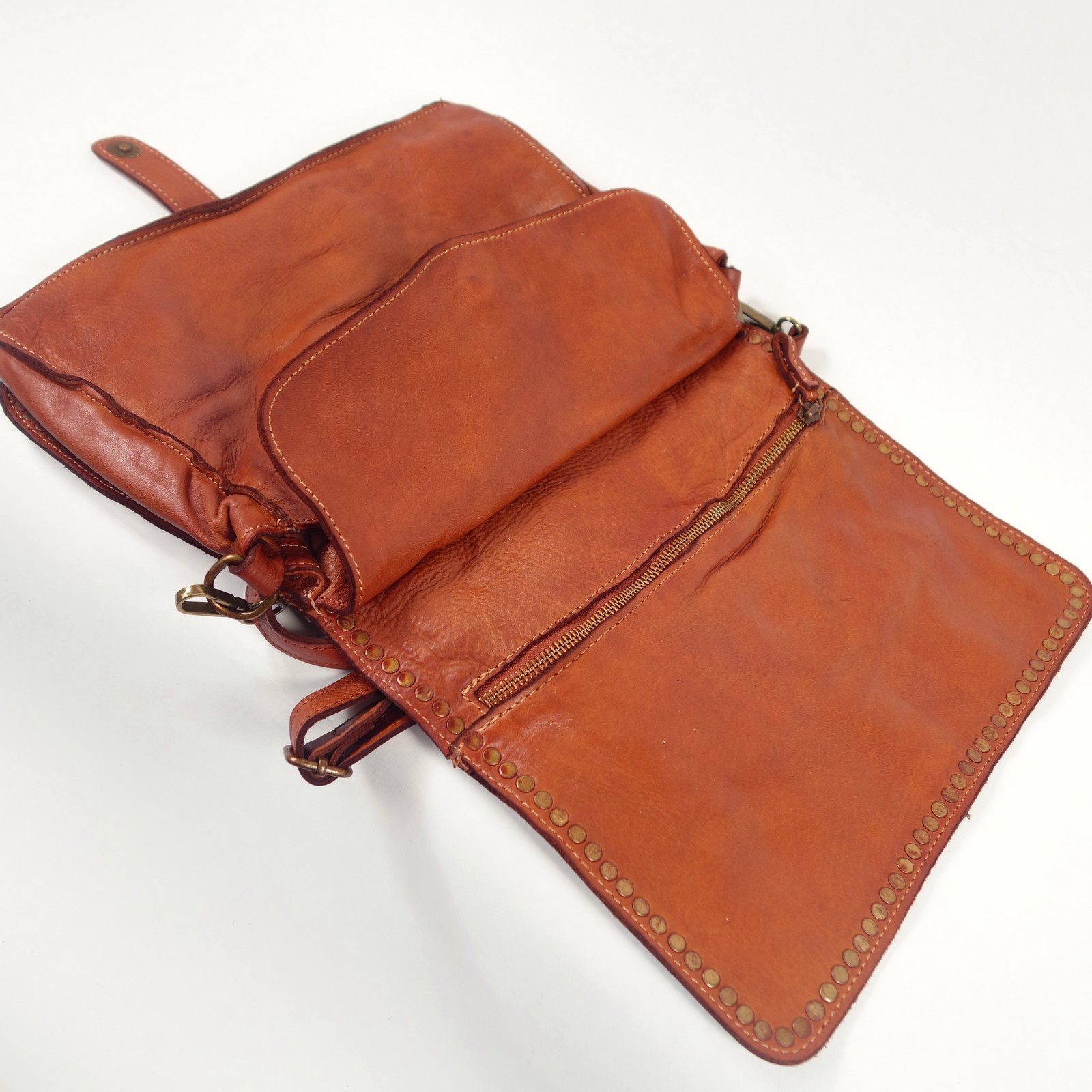Collection Esprit Cuir Gena sac pochette cuir cognac clouté