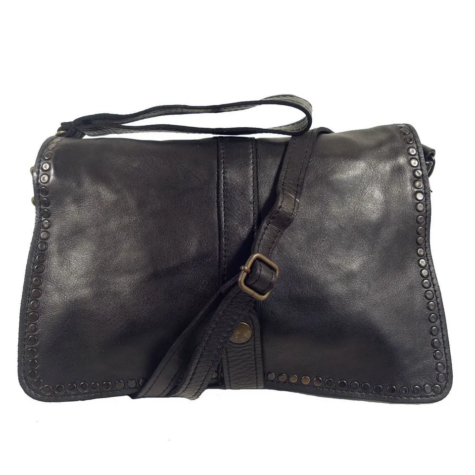 Collection Esprit Cuir Sac pochette GENA sac main cuir noir clouté