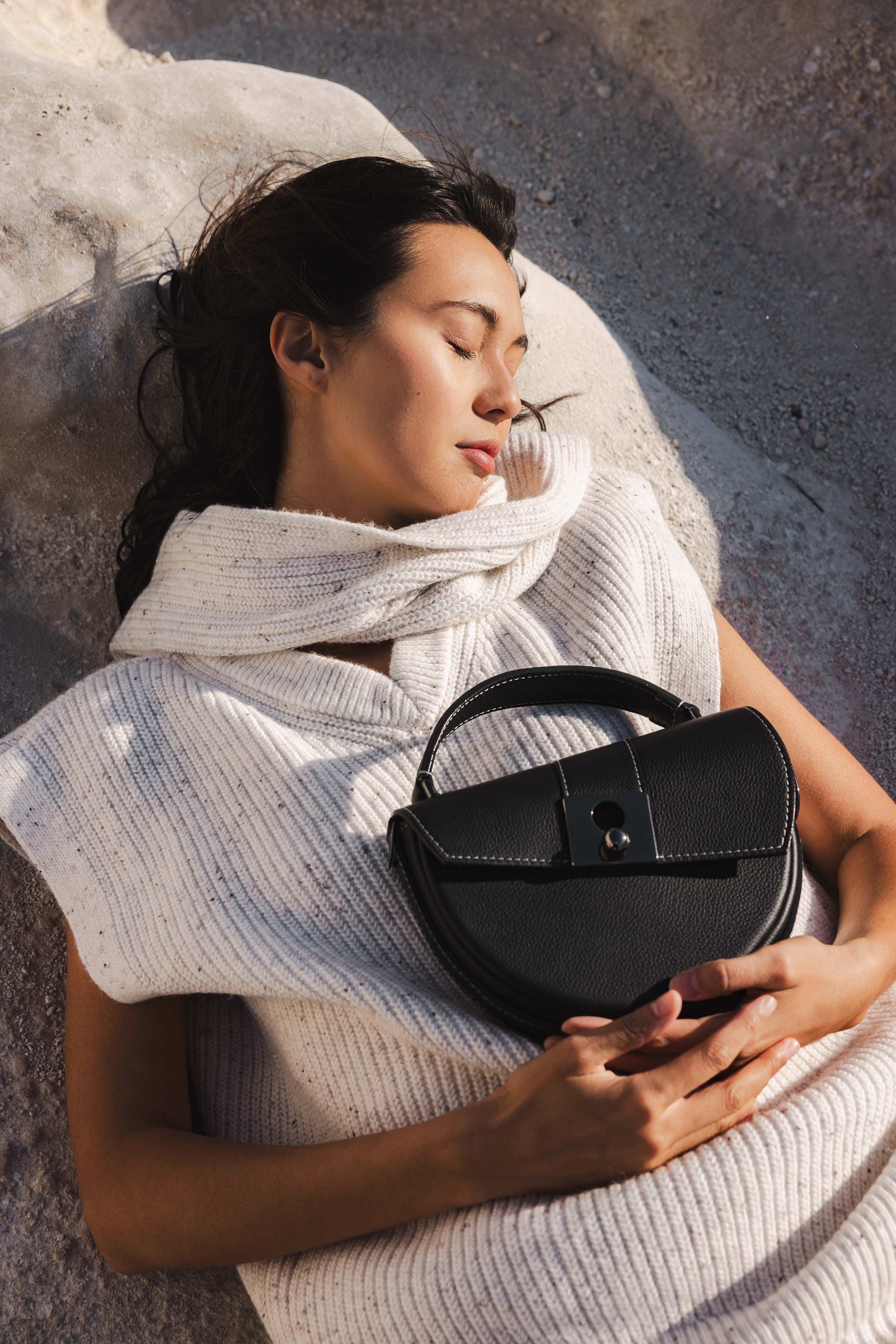 Nodie's Côme sac demi-lune cuir noir grainé veau