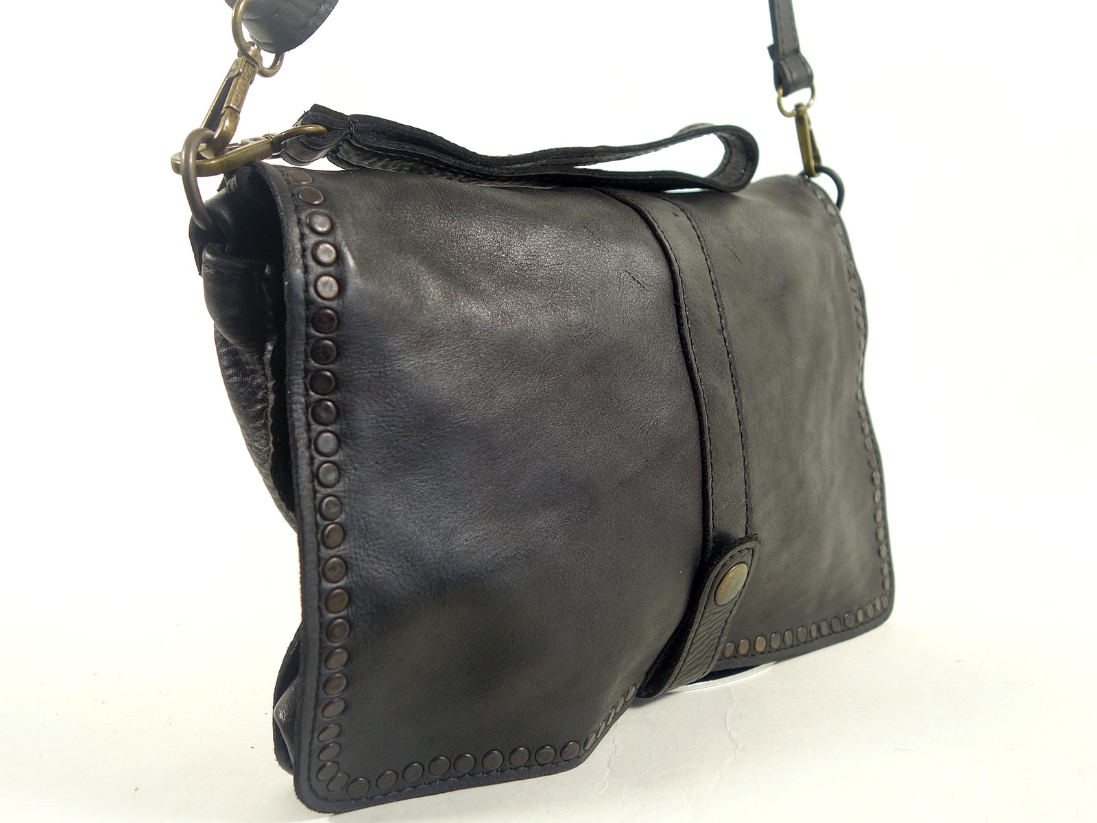 Collection Esprit Cuir Sac pochette GENA sac main cuir noir clouté