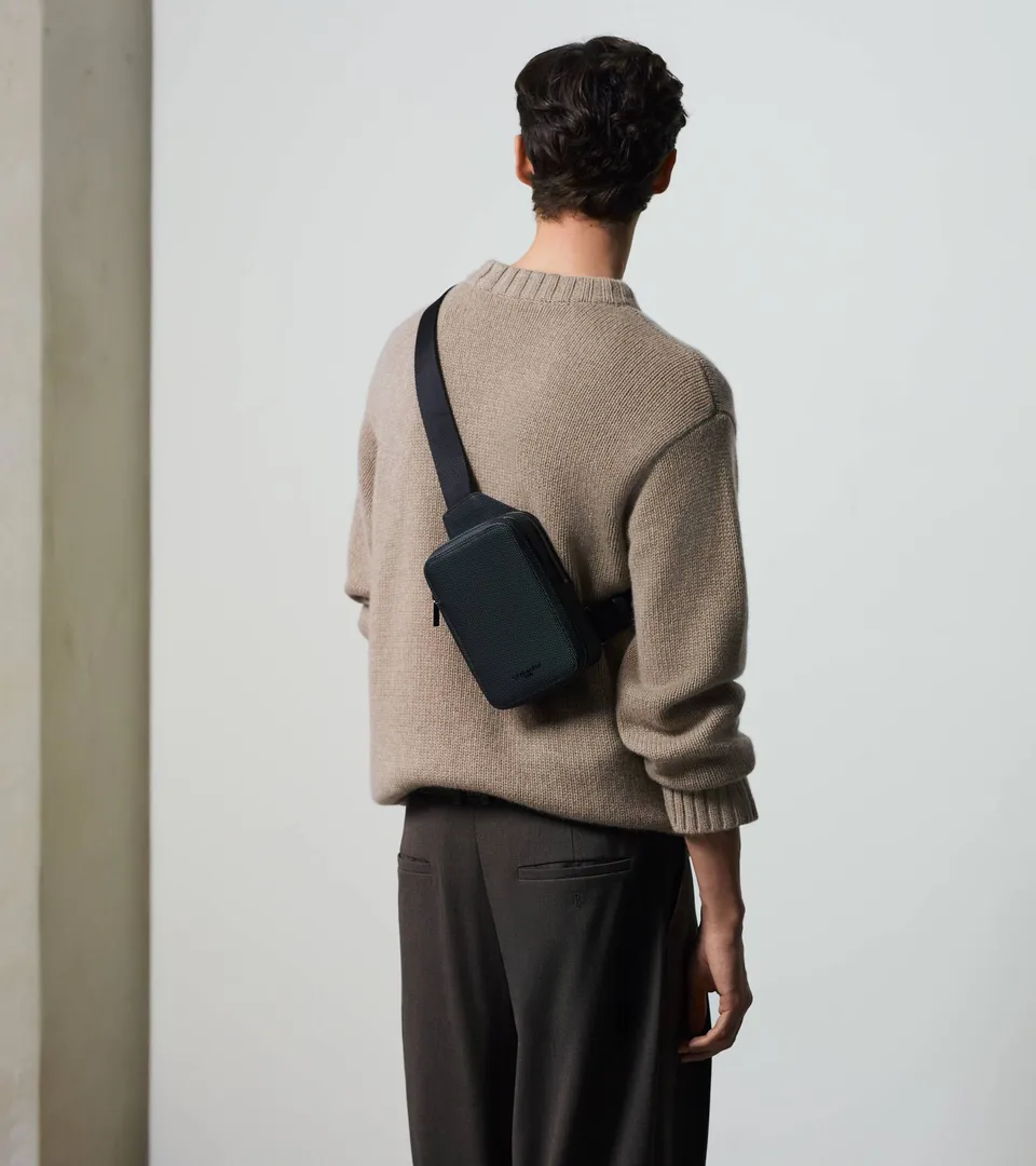 Le Tanneur Emile Sacoche sling cuir noir signature T