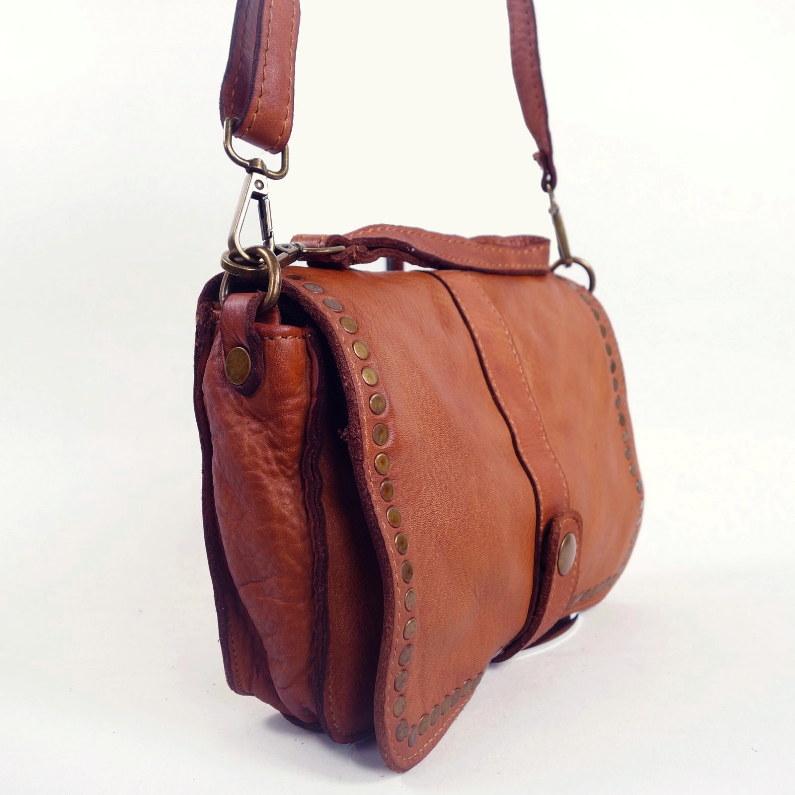 Collection Esprit Cuir Gena mini pochette cuir naturel clouté