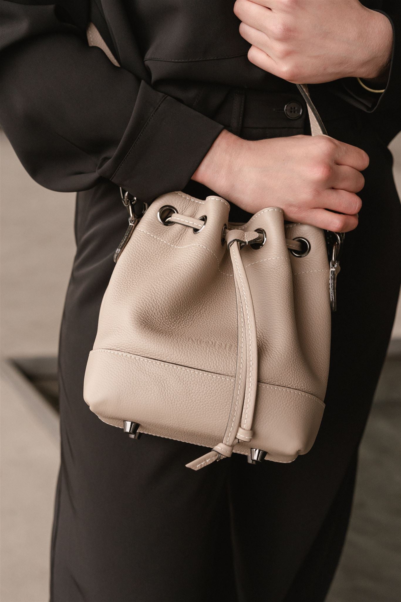 Nodie's Tommy sac seau cuir crème galet grainé