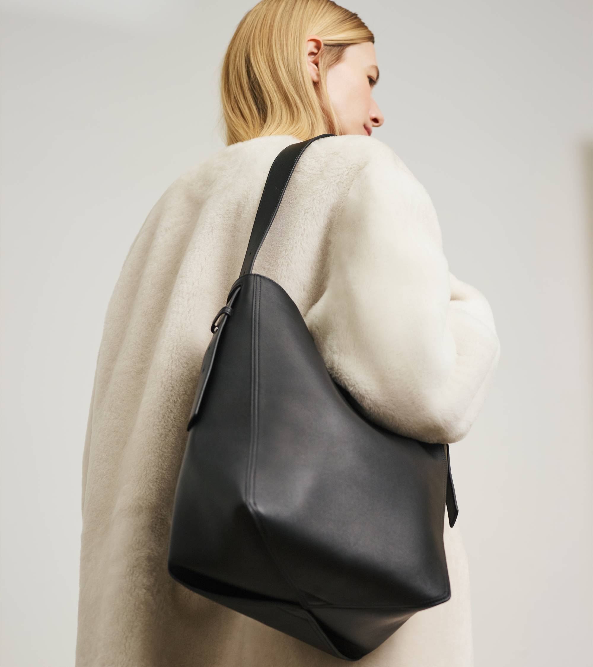 Le Tanneur Céleste sac hobo moyen cuir lisse noir