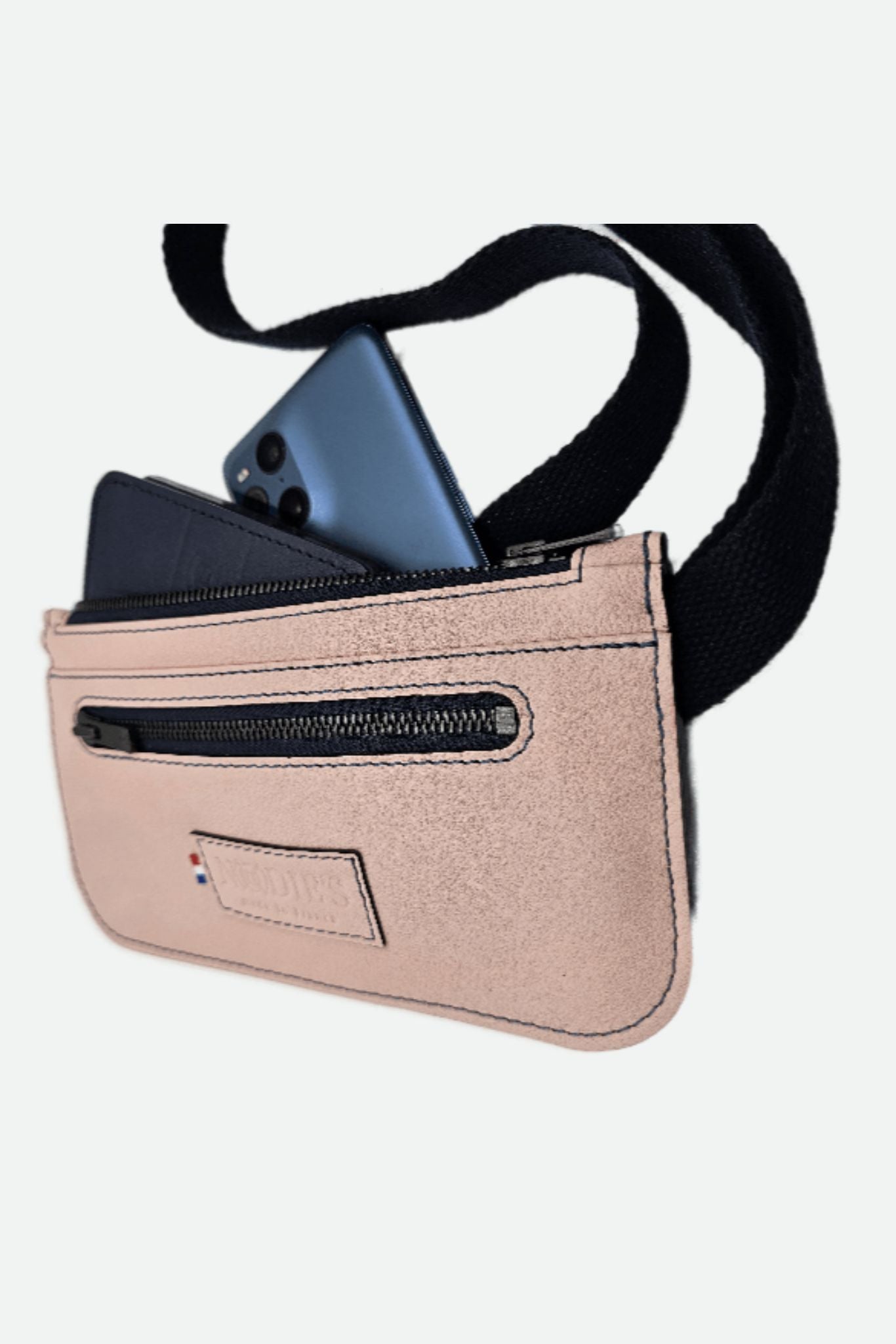 Nodie's Madenn sac banane cuir rose poudré porté travers