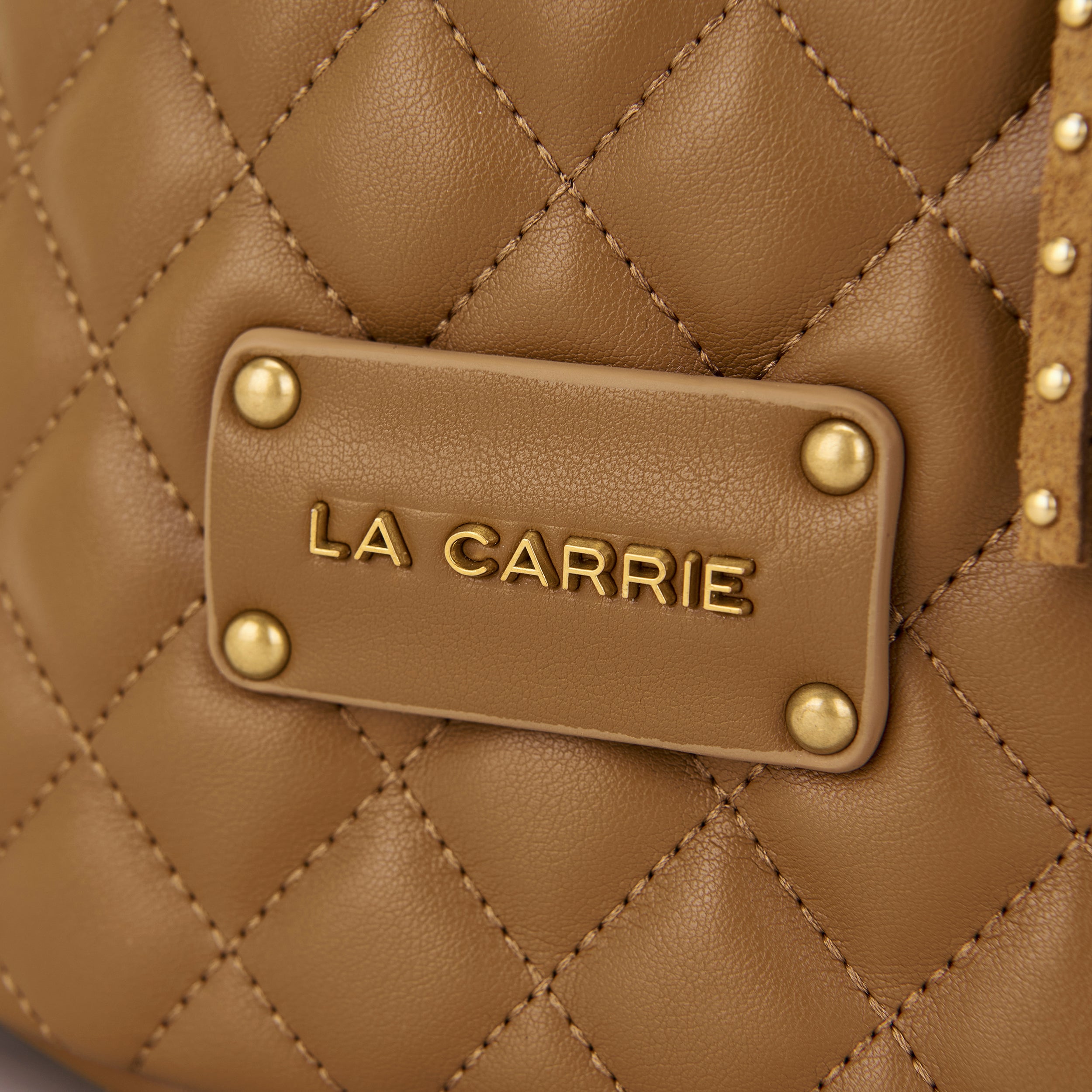 La Carrie Secchiello Touchy sac seau camel matelassé 24x17x26