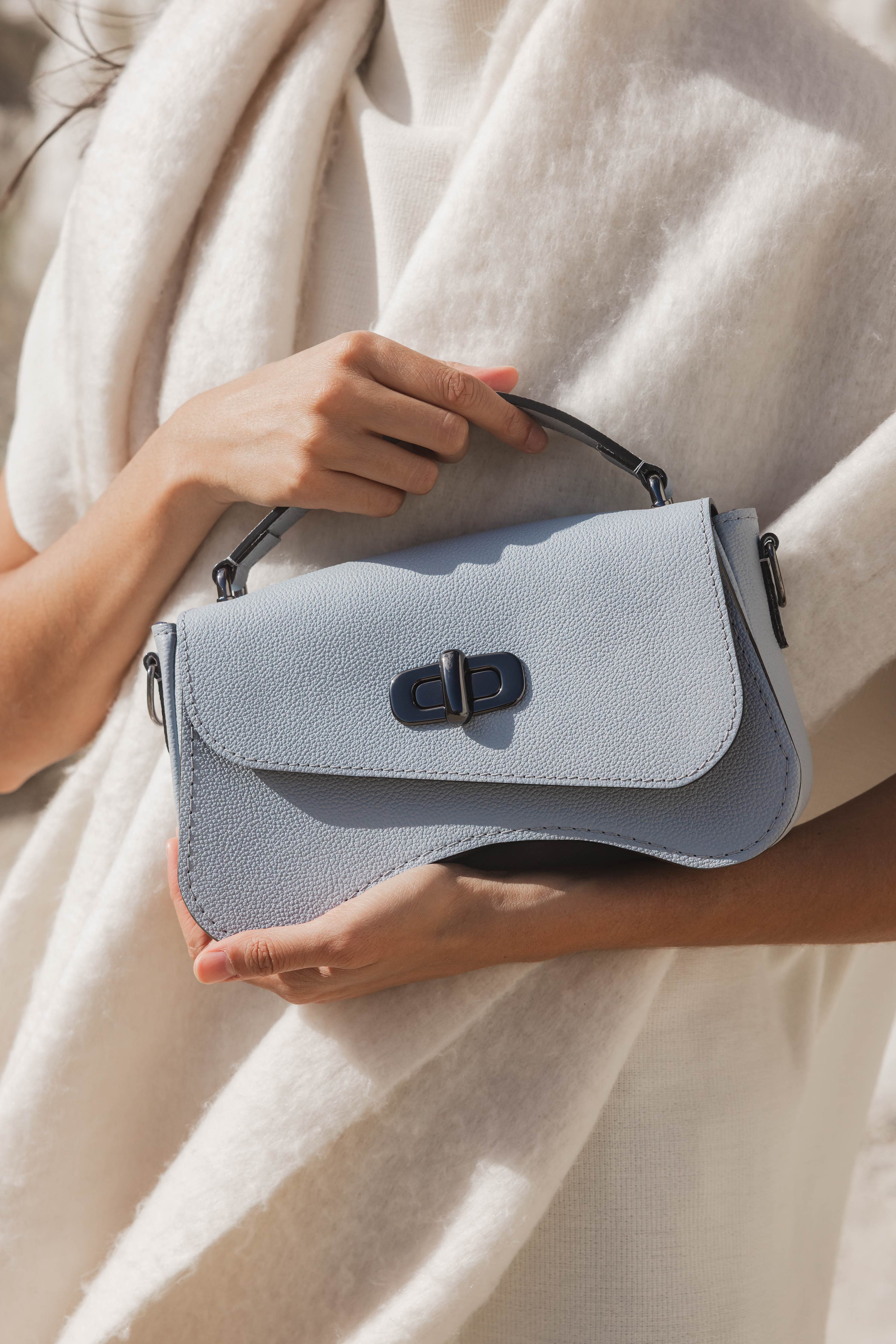 Nodie's L'iconique sac baguette cuir bleu ciel grainé