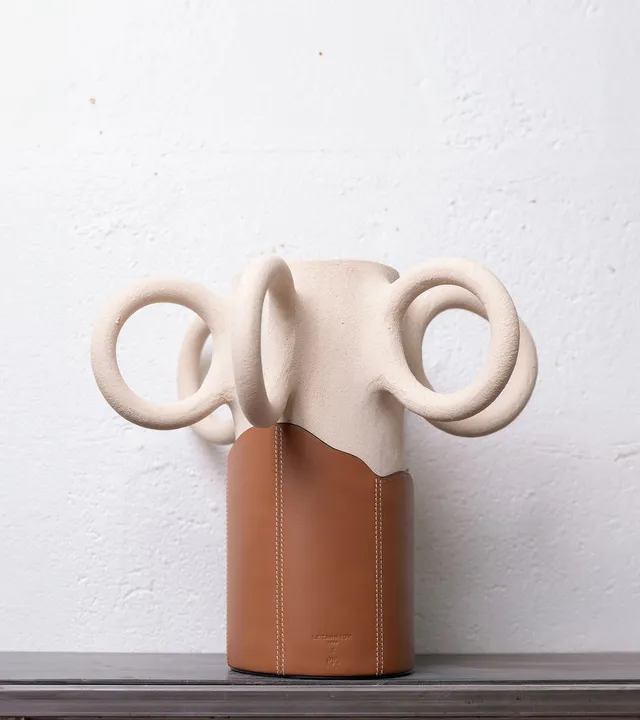 Le Tanneur Pia Chevalier vase couture cuir