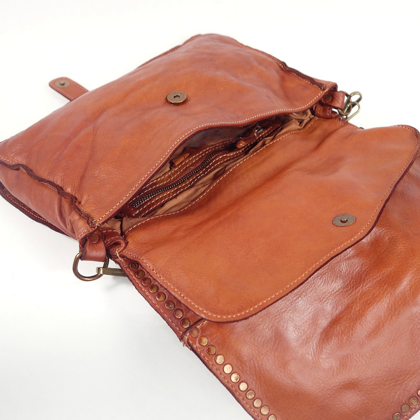 Collection Esprit Cuir Gena sac pochette cuir cognac clouté