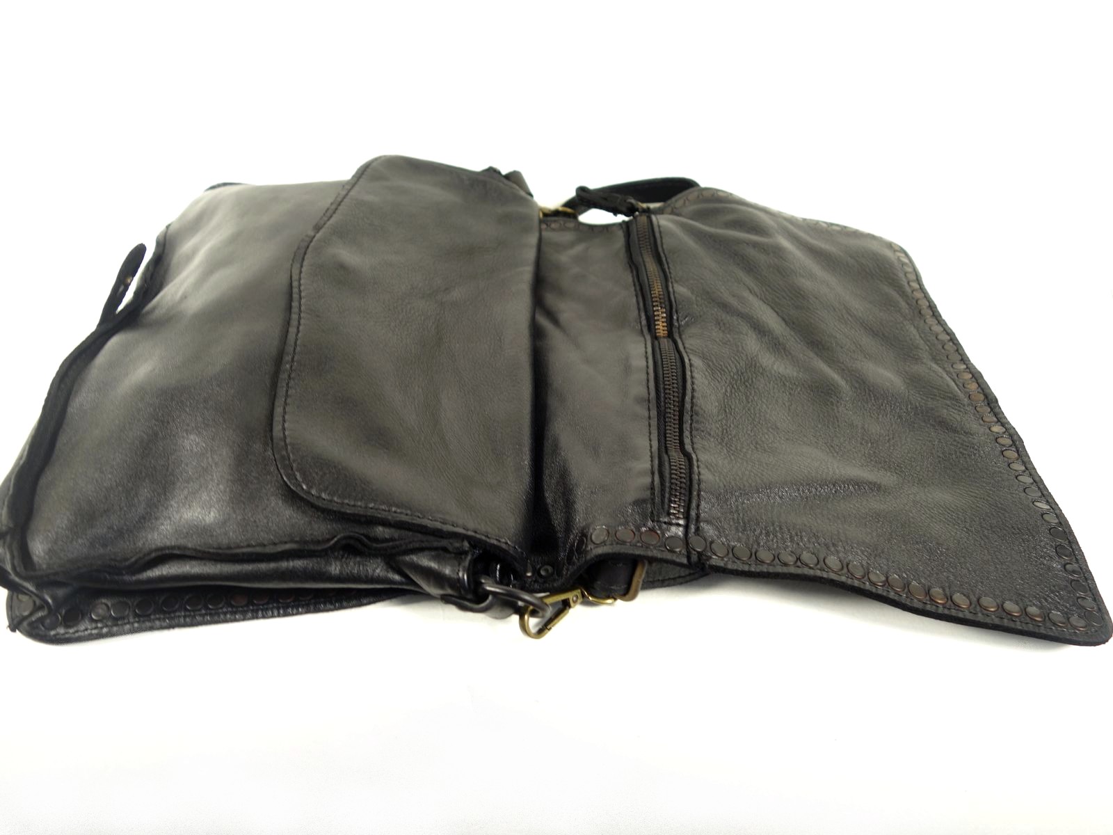 Collection Esprit Cuir Sac pochette GENA sac main cuir noir clouté